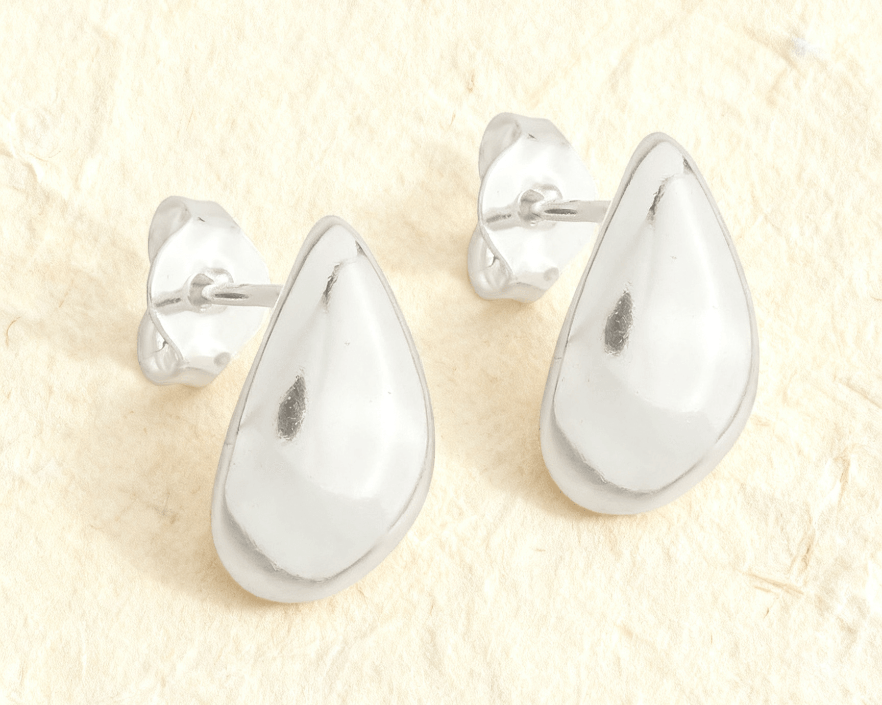 Brinco de Gota em Prata 925 Auvane sobre papel artesanal cream