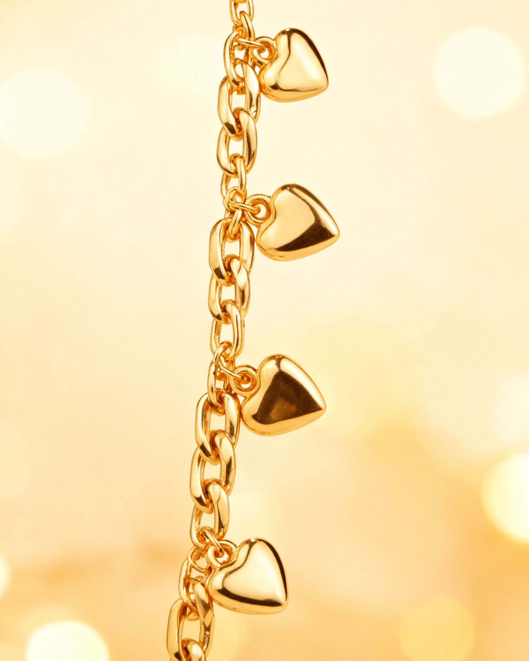 Detalhe macro do Pulseira Dourada com Pingentes de Coração Auvane com brilho do dourado