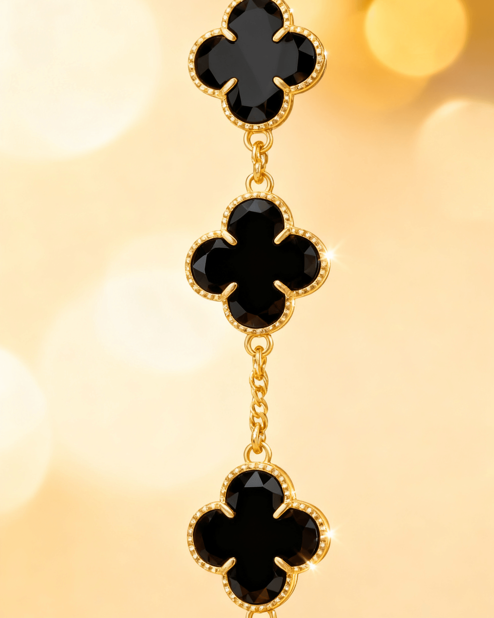 Detalhe macro do Pulseira Dourada Trevos com Zircônia Preta Auvane com brilho do dourado