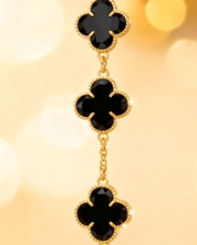 Detalhe macro do Pulseira Dourada Trevos com Zircônia Preta Auvane com brilho do dourado
