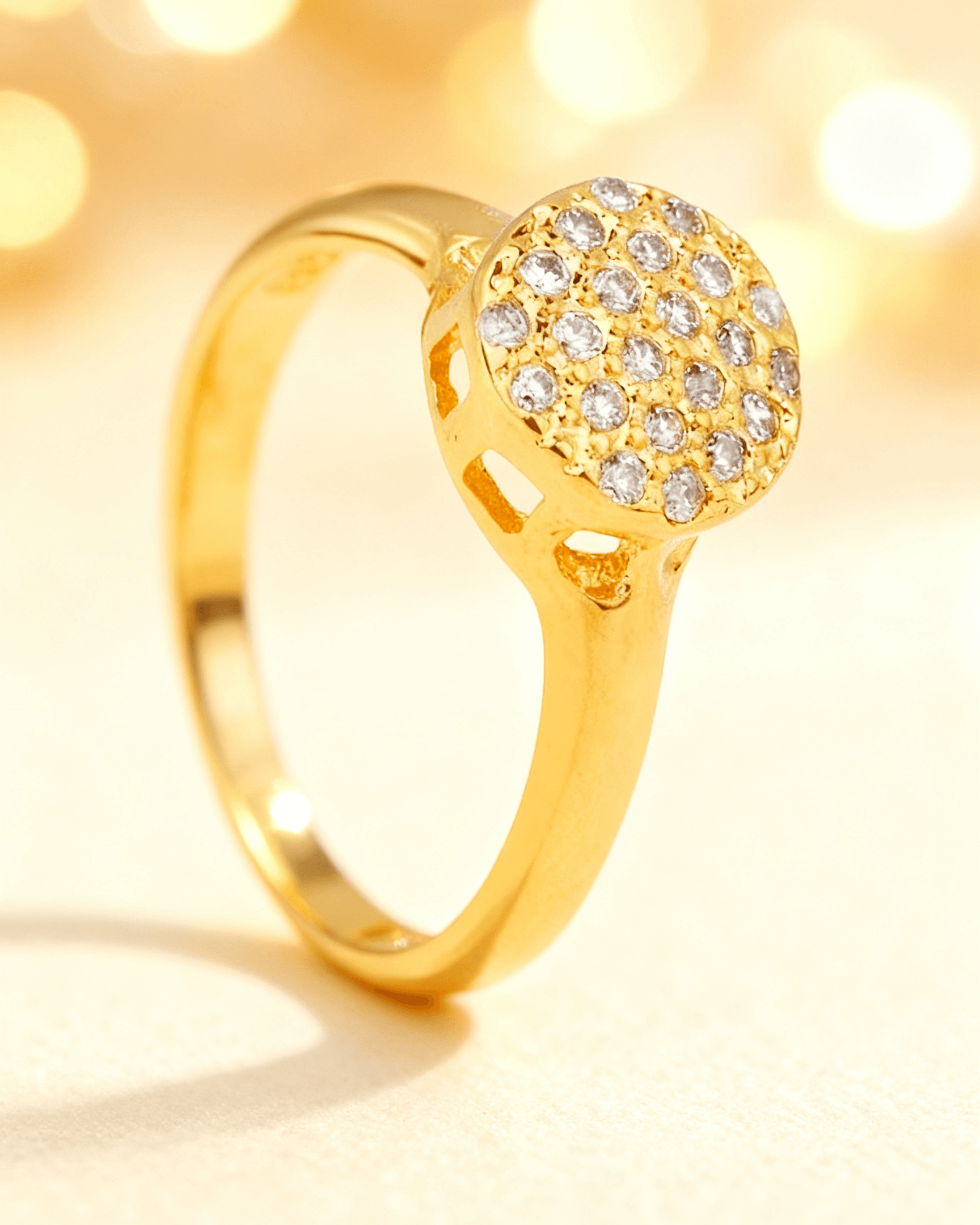 Detalhe macro do Anel Chuveirinho Dourado Cravejado com Zircônias Auvane com brilho do dourado