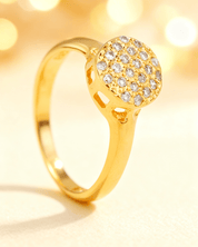 Detalhe macro do Anel Chuveirinho Dourado Cravejado com Zircônias Auvane com brilho do dourado