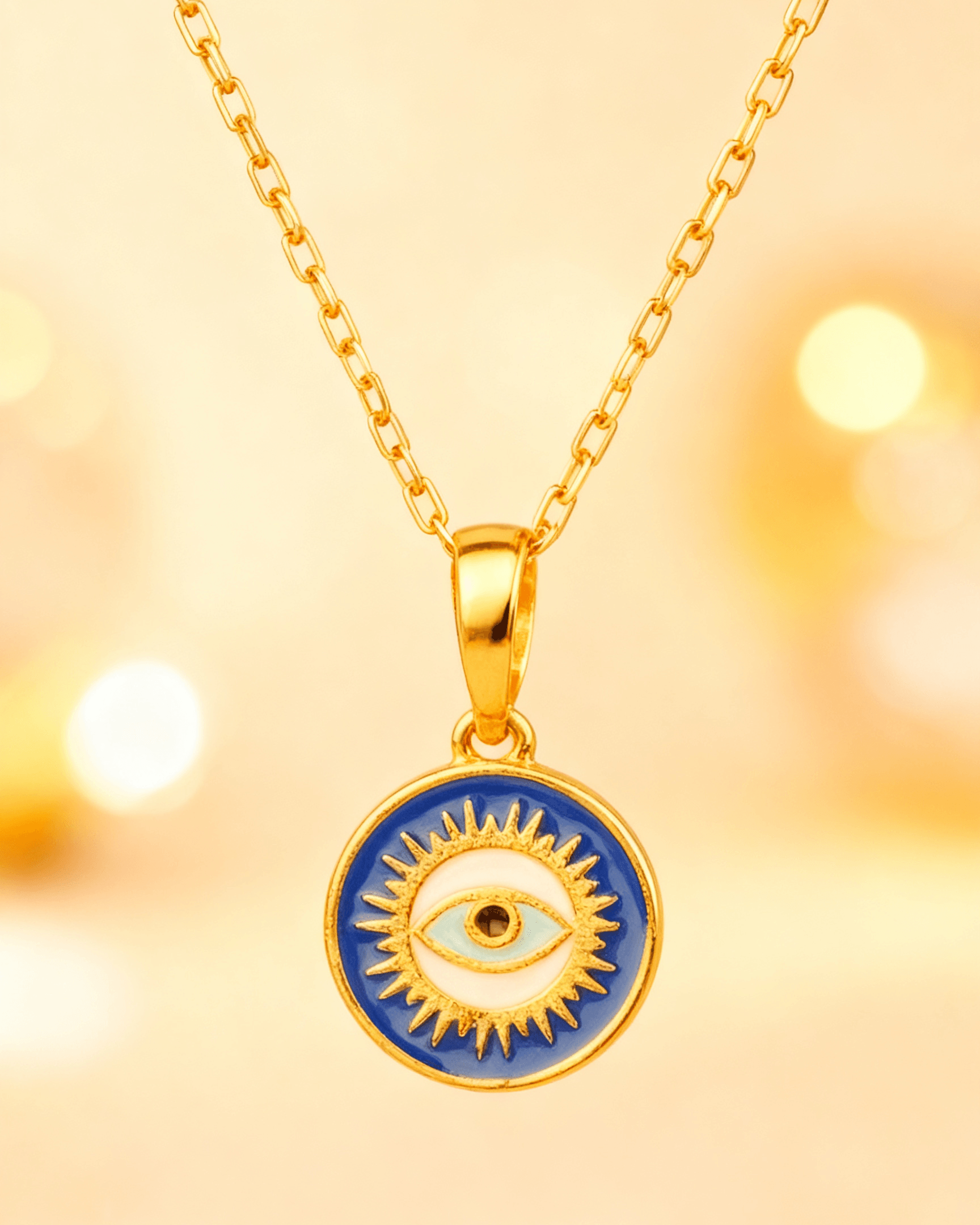 Detalhe macro do Colar Dourado Medalha Olho Grego Auvane com brilho do dourado