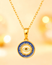 Detalhe macro do Colar Dourado Medalha Olho Grego Auvane com brilho do dourado