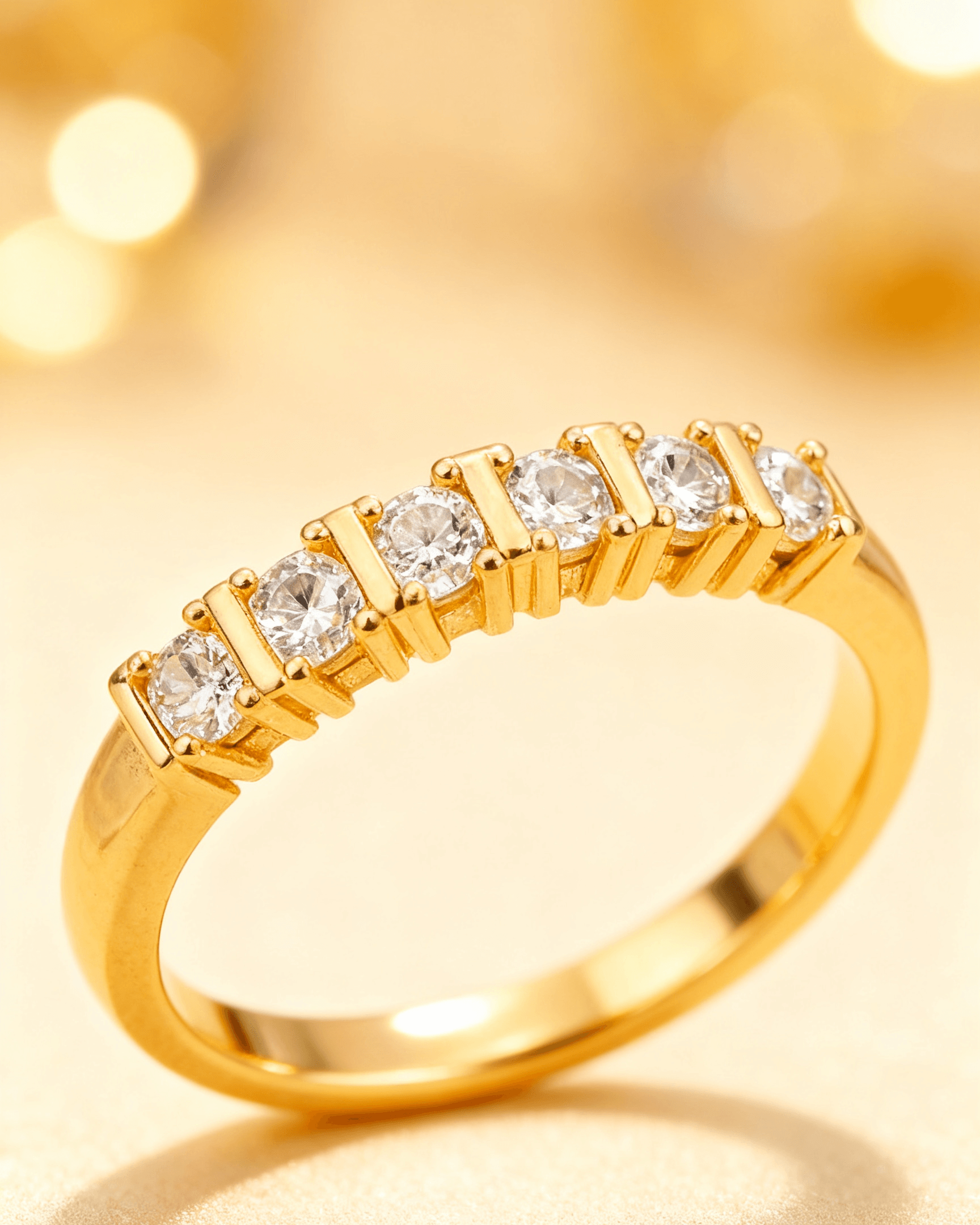 Detalhe macro do Anel Aparador Dourado de Aliança com 7 Zircônias Auvane com brilho do dourado