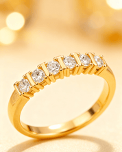 Detalhe macro do Anel Aparador Dourado de Aliança com 7 Zircônias Auvane com brilho do dourado