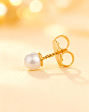 Detalhe macro do Brinco Dourado Clássico de Pérola Auvane com brilho do dourado