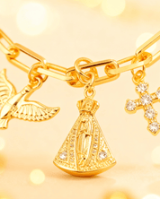 Detalhe macro do Pulseira Dourada Religiosa Nossa Senhora, Espírito Santo e Cruz Auvane com brilho do dourado