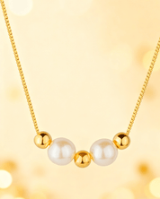 Detalhe macro do Colar Dourado de Pérolas e Esferas Auvane com brilho do dourado