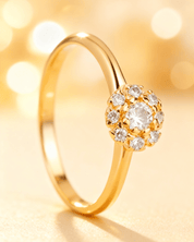 Detalhe macro do Anel Dourado com 9 Zircônias Auvane com brilho do dourado