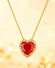 Detalhe macro do Colar Dourado Coração Vermelho com Zircônias Auvane com brilho do dourado