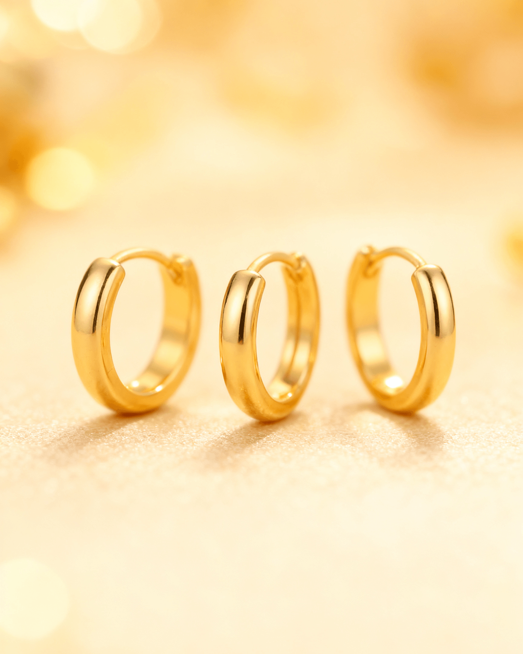 Detalhe macro do Trio de Argolinhas Douradas Delicadas Auvane com brilho do dourado