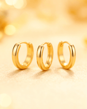 Detalhe macro do Trio de Argolinhas Douradas Delicadas Auvane com brilho do dourado