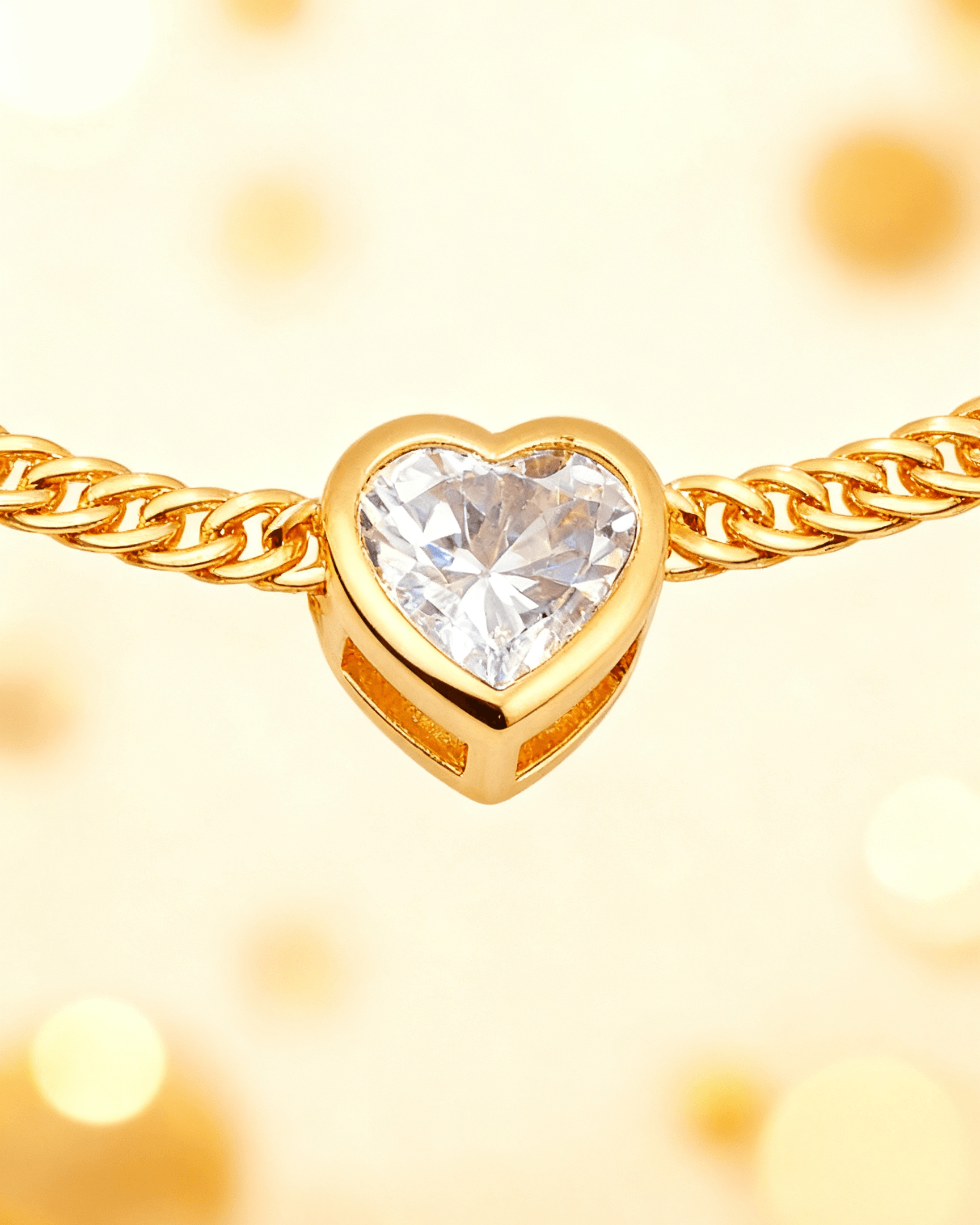 Detalhe macro do Pulseira Dourada Coração com Zircônia Auvane com brilho do dourado