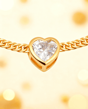 Detalhe macro do Pulseira Dourada Coração com Zircônia Auvane com brilho do dourado