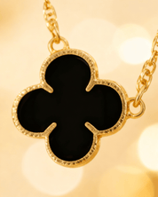 Detalhe macro do Colar Dourado 5 Trevos Preto Auvane com brilho do dourado