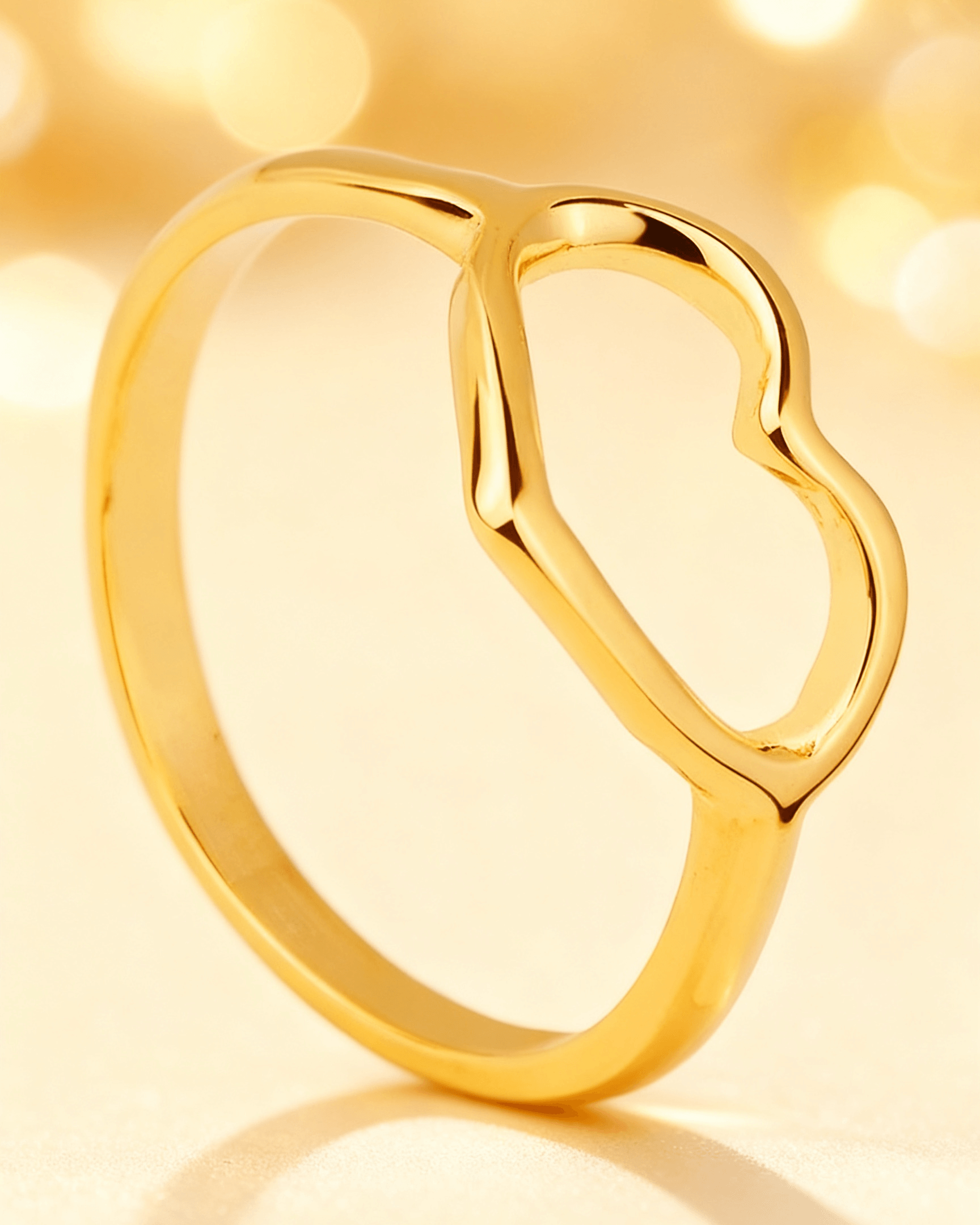 Detalhe macro do Anel Dourado de Coração Delicado Auvane com brilho do dourado
