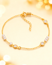 Detalhe macro do Pulseira Dourada de Pérolas com Ponto de Luz Auvane com brilho do dourado