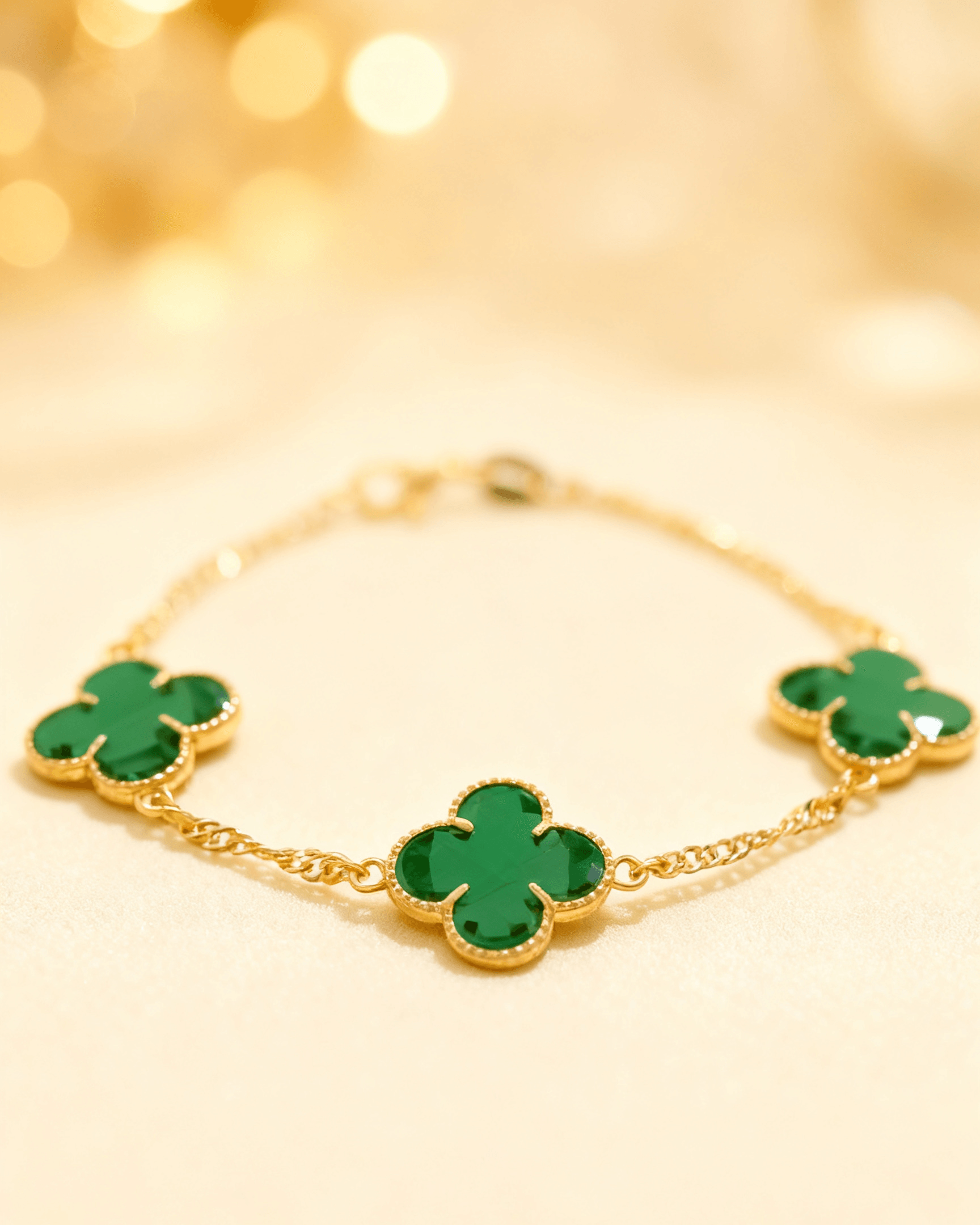 Detalhe macro do Pulseira Dourada Trevos com Zircônia Verde Auvane com brilho do dourado