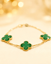 Detalhe macro do Pulseira Dourada Trevos com Zircônia Verde Auvane com brilho do dourado