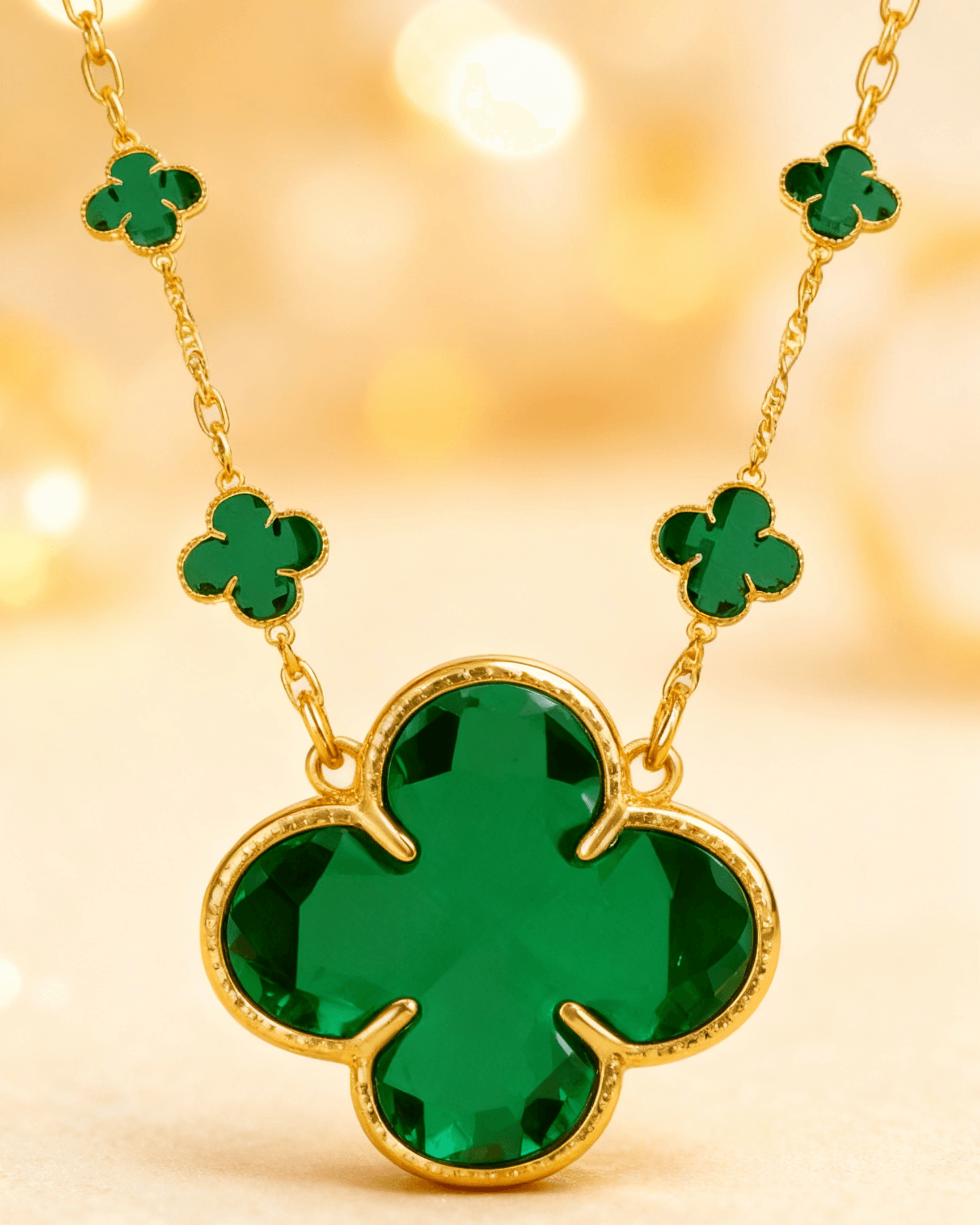 Detalhe macro do Colar Dourado 5 Trevos Verde Auvane com brilho do dourado