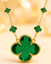 Detalhe macro do Colar Dourado 5 Trevos Verde Auvane com brilho do dourado