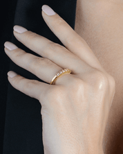 Anel Aparador Dourado de Aliança com 7 Zircônias Auvane sendo usada — visual real