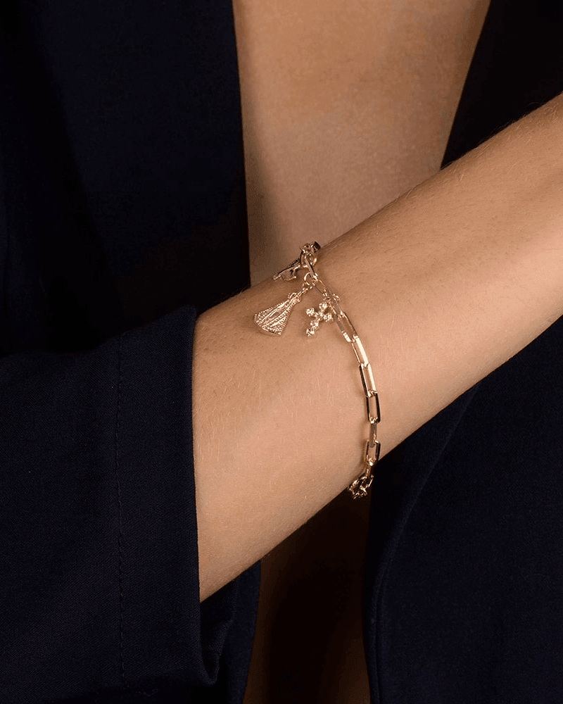 Pulseira Dourada Religiosa Nossa Senhora, Espírito Santo e Cruz Auvane sendo usada — visual real