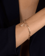 Pulseira Dourada Religiosa Nossa Senhora, Espírito Santo e Cruz Auvane sendo usada — visual real
