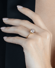 Anel Solitário Dourado com Zircônia Auvane sendo usada — visual real