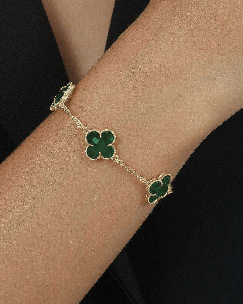 Pulseira Dourada Trevos com Zircônia Verde Auvane sendo usada — visual real