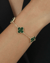 Pulseira Dourada Trevos com Zircônia Verde Auvane sendo usada — visual real