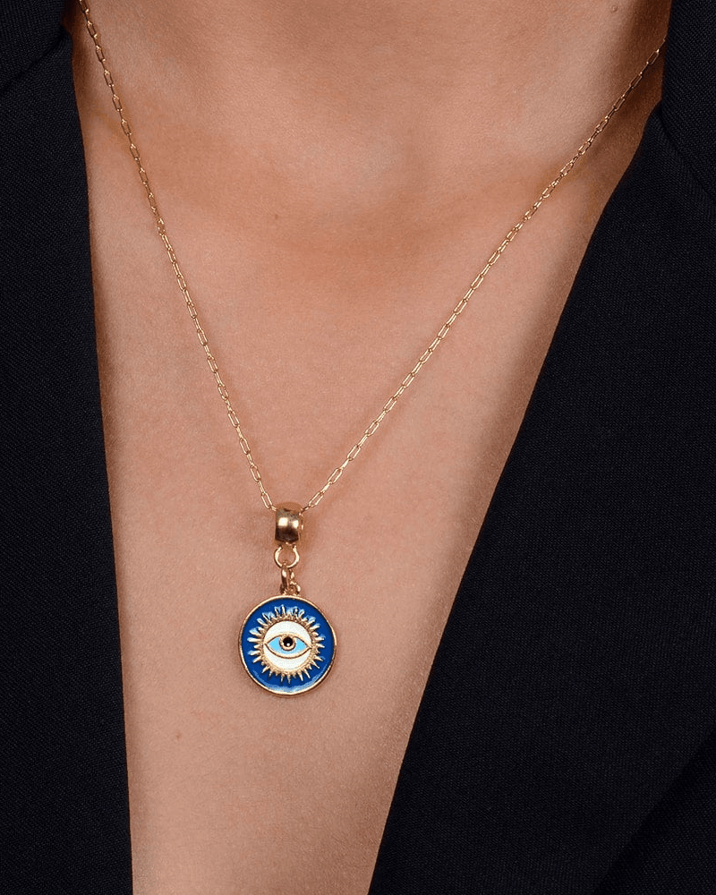 Colar Dourado Medalha Olho Grego Auvane sendo usada — visual real