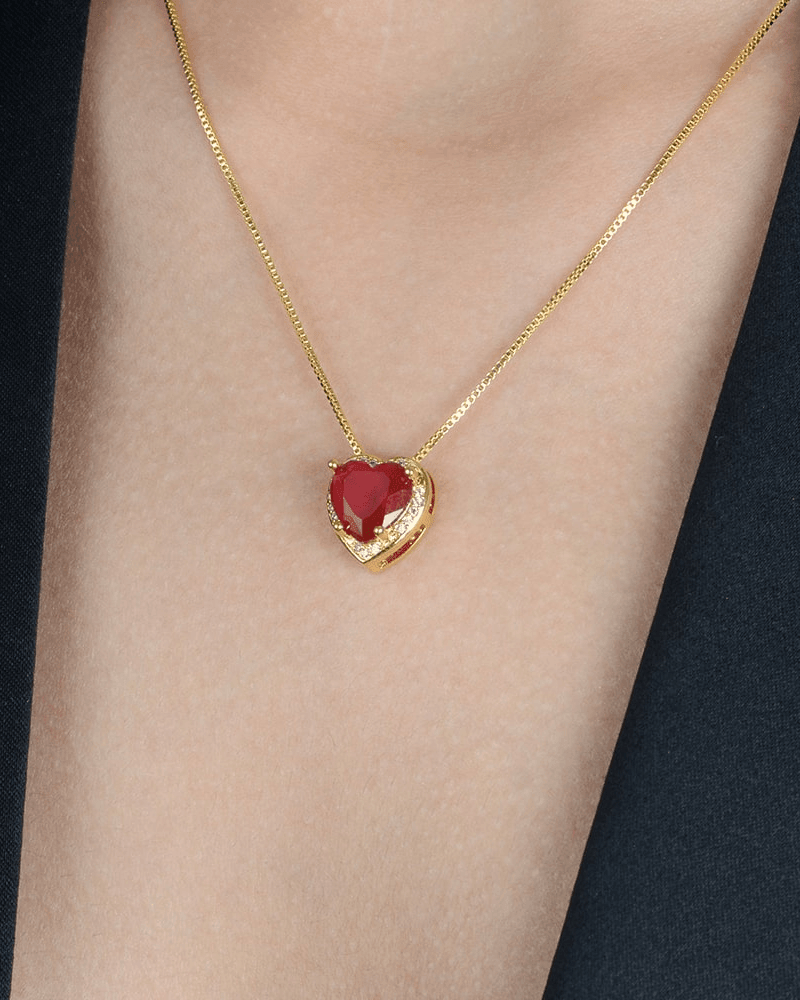 Colar Dourado Coração Vermelho com Zircônias Auvane sendo usada — visual real