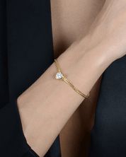 Pulseira Dourada Coração com Zircônia Auvane sendo usada — visual real