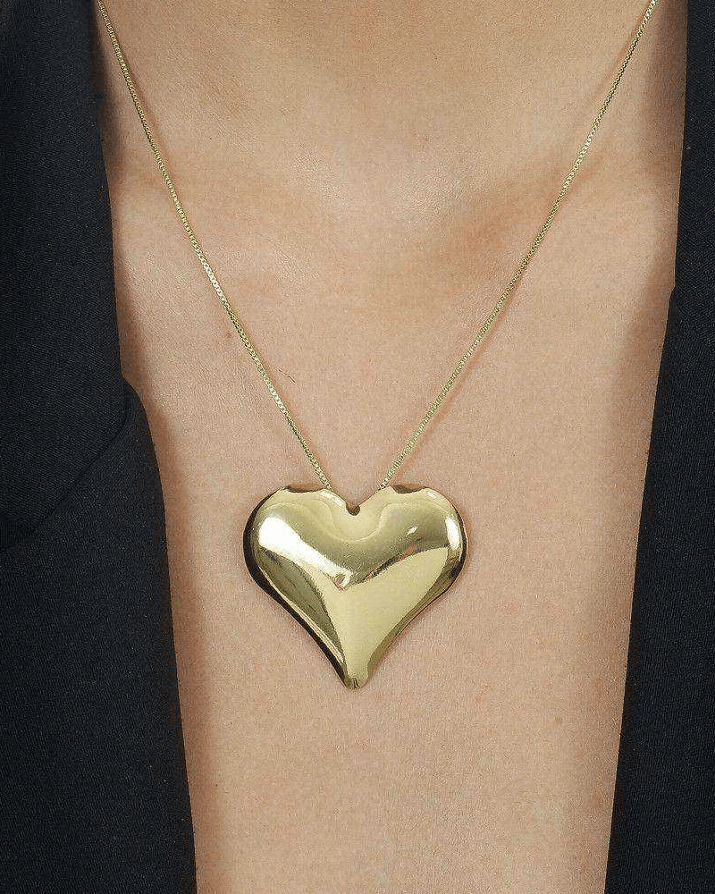 Colar Dourado de Coração Liso Auvane sendo usada — visual real