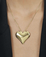 Colar Dourado de Coração Liso Auvane sendo usada — visual real