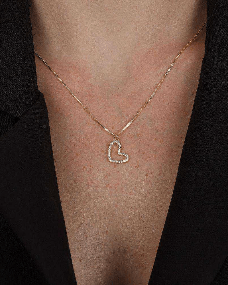 Colar Dourado Coração Vazado com Zircônia Auvane sendo usada — visual real