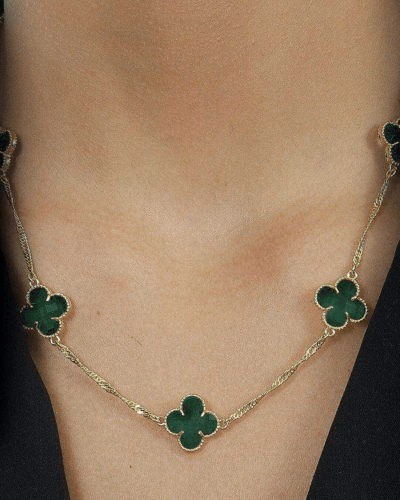 Colar Dourado 5 Trevos Verde Auvane sendo usada — visual real