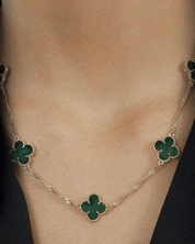 Colar Dourado 5 Trevos Verde Auvane sendo usada — visual real