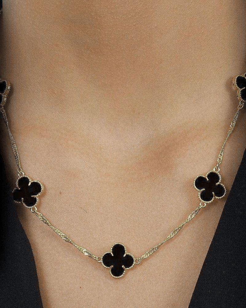 Colar Dourado 5 Trevos Preto Auvane sendo usada — visual real